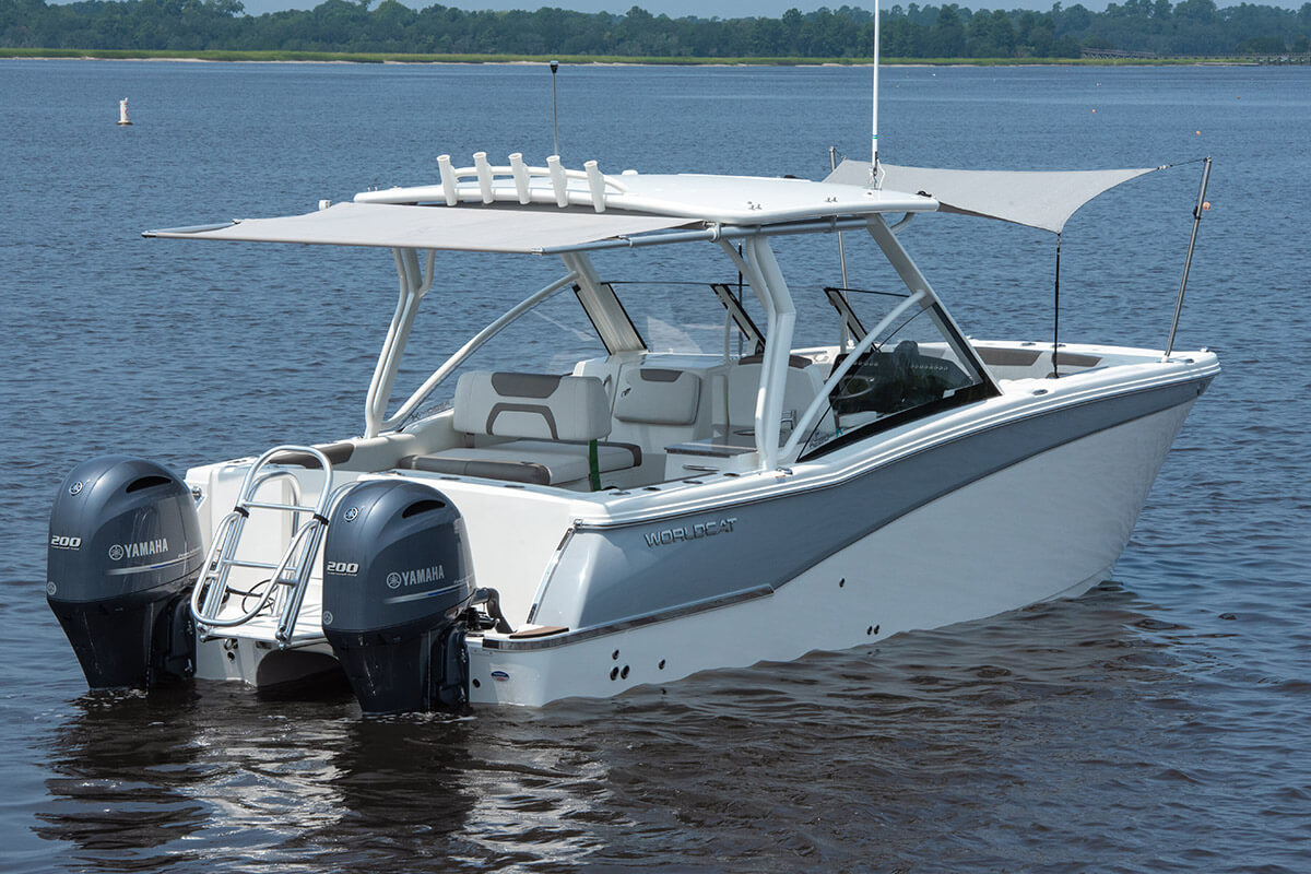 World Cat 280DC-X cruising in the Arabian Gulf at sunset.